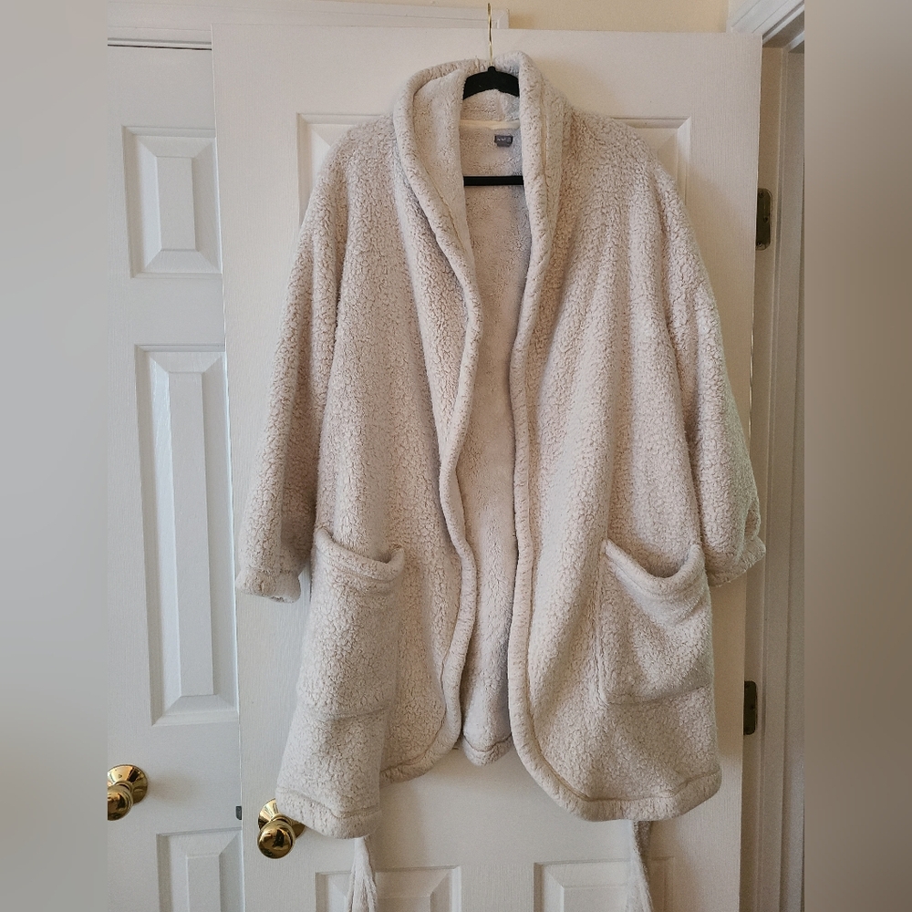 Aerie Plush Cream Sherpa Robe